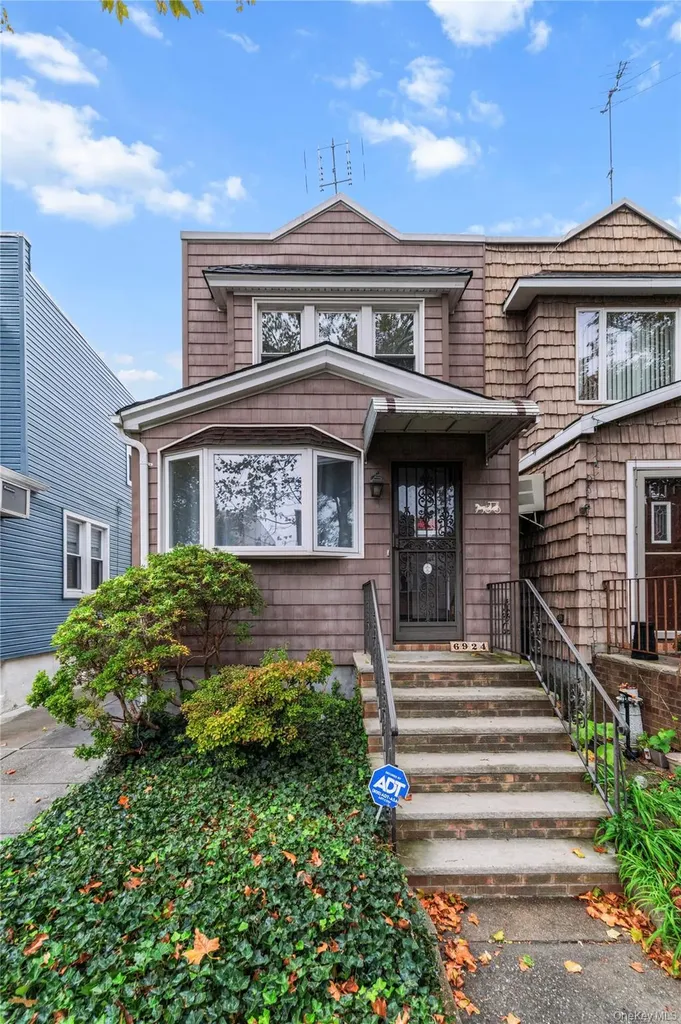 6924 67th Place Glendale NY 11385