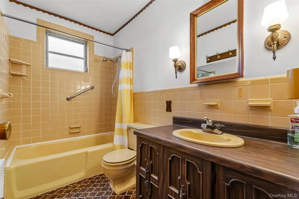 6924 67th Place Glendale NY 11385