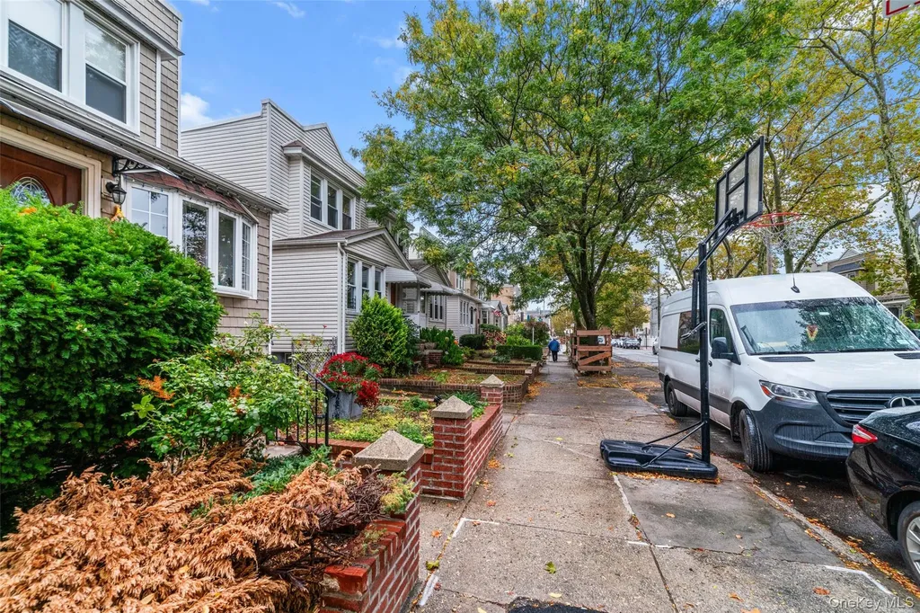 6924 67th Place Glendale NY 11385