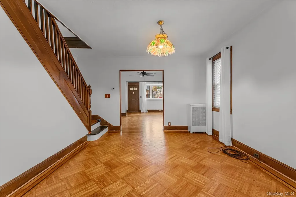 6924 67th Place Glendale NY 11385