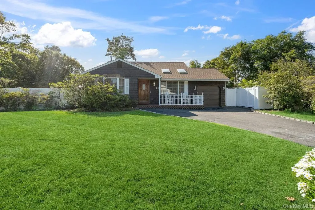 21 Larry Road Selden NY 11784