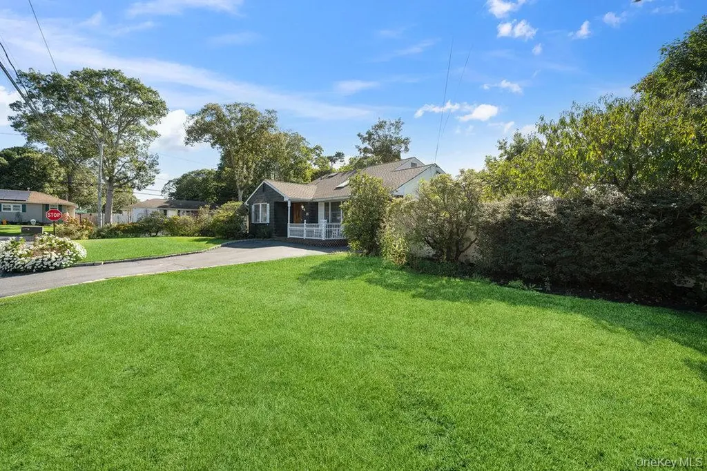 21 Larry Road Selden NY 11784