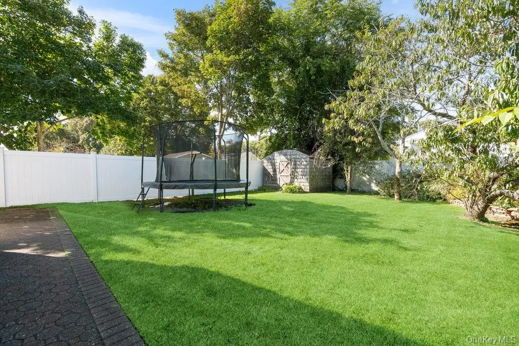 21 Larry Road Selden NY 11784
