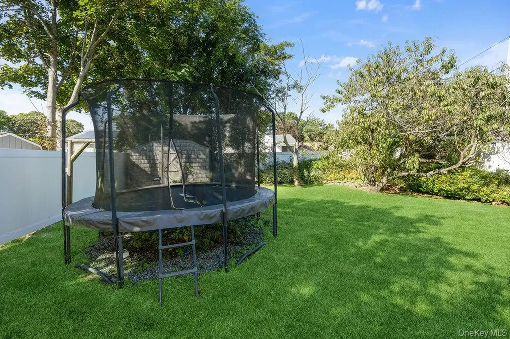 21 Larry Road Selden NY 11784