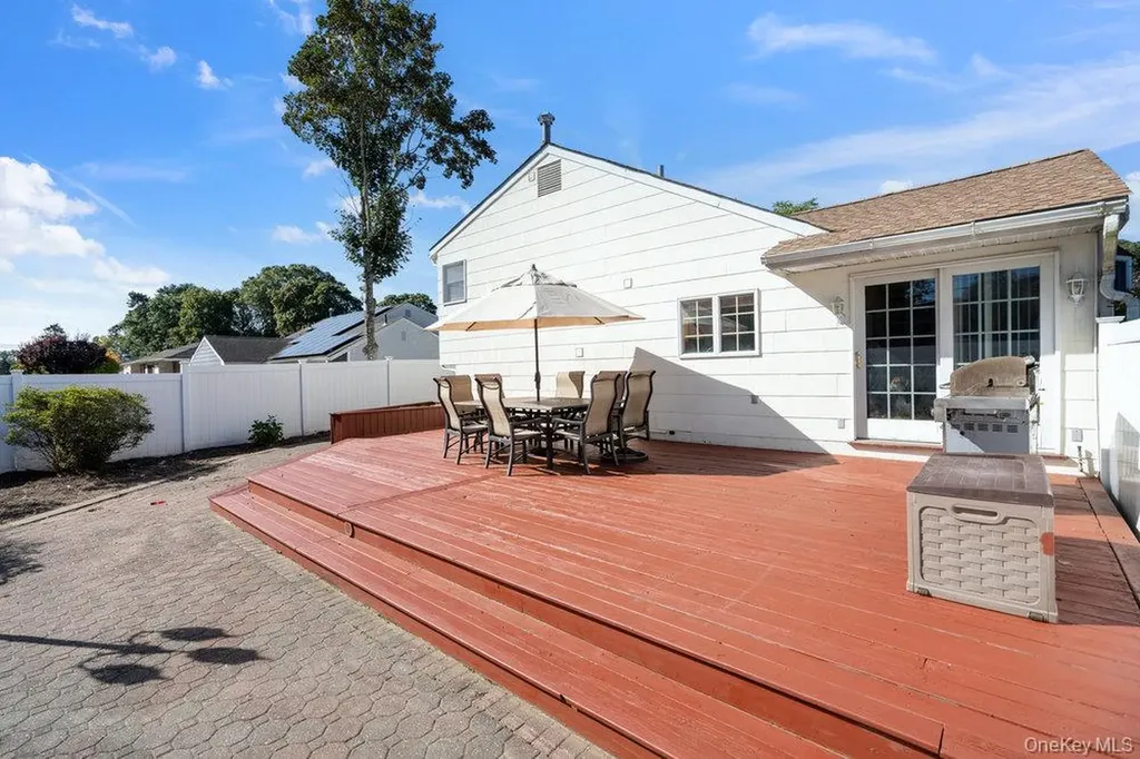 21 Larry Road Selden NY 11784