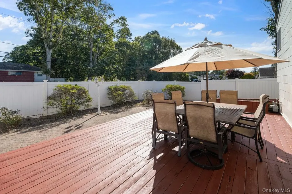 21 Larry Road Selden NY 11784