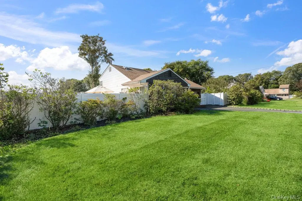 21 Larry Road Selden NY 11784