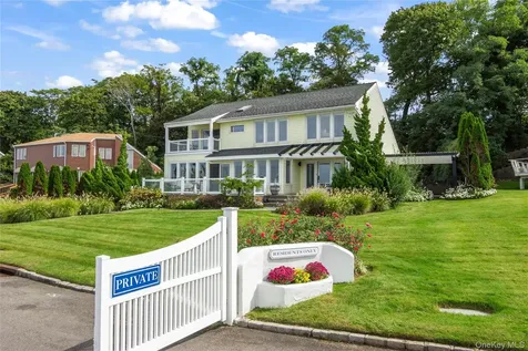 27 Mohring Bay Court Bayville NY 11709