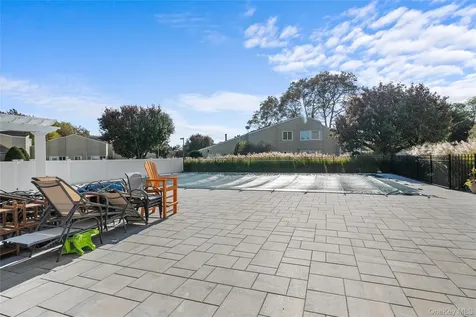 21 Doral Lane Bay Shore NY 11706