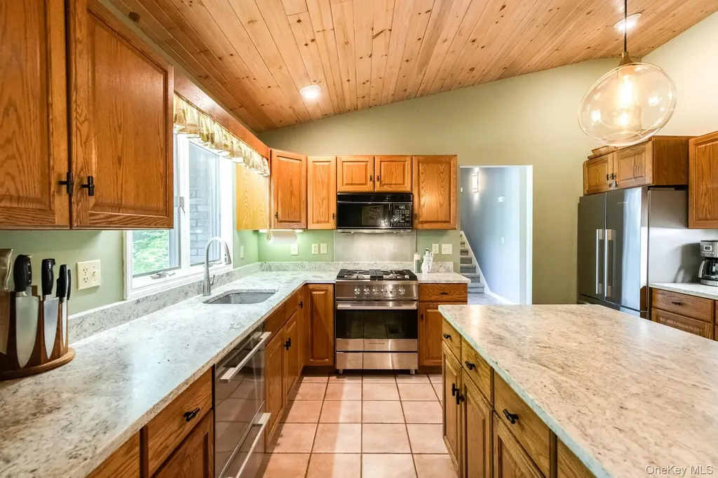 10 Glen View Drive Red Hook NY 12571