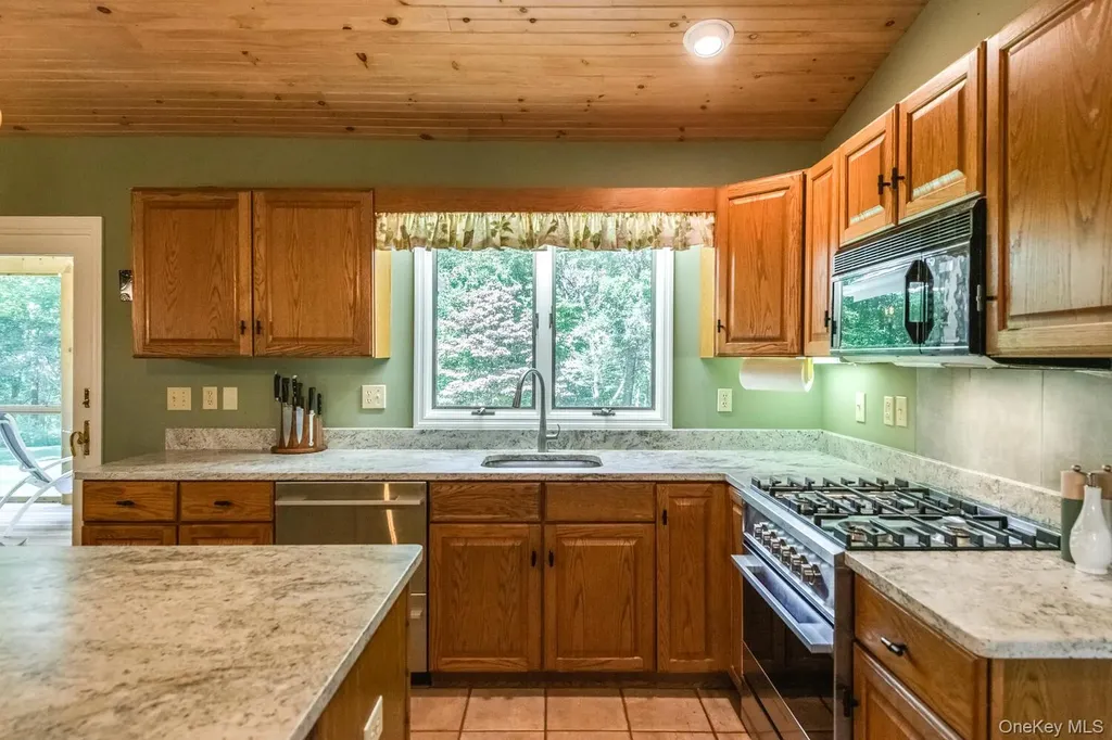 10 Glen View Drive Red Hook NY 12571