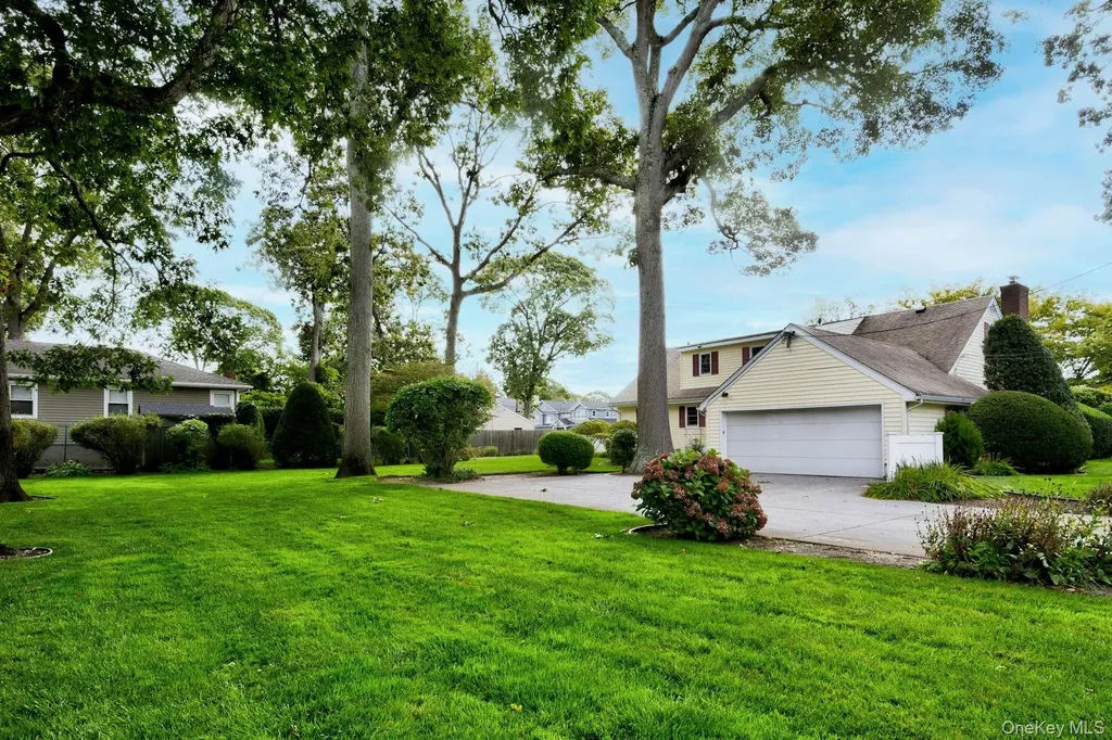35 Red Oak Place Massapequa NY 11758