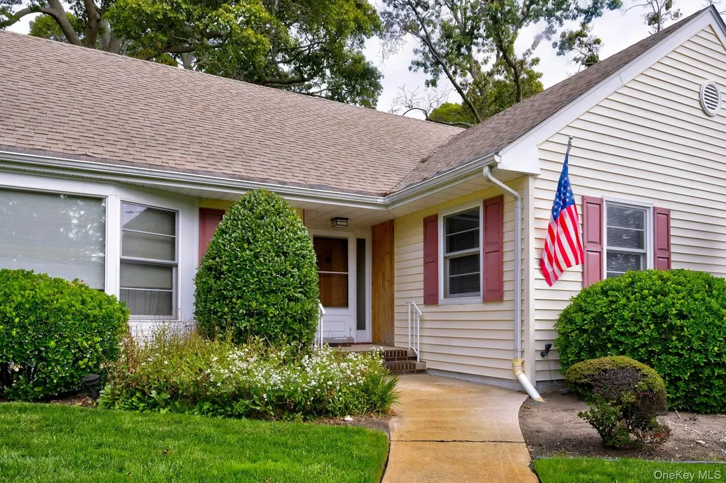 35 Red Oak Place Massapequa NY 11758