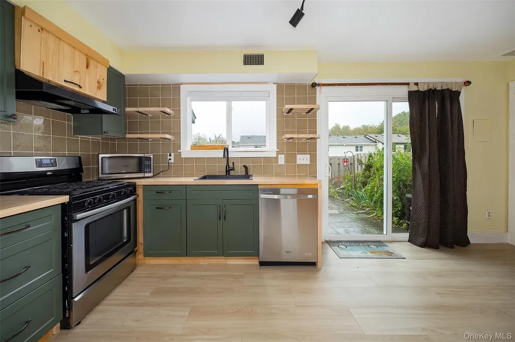 8 Sunny Brook Circle Highland NY 12528