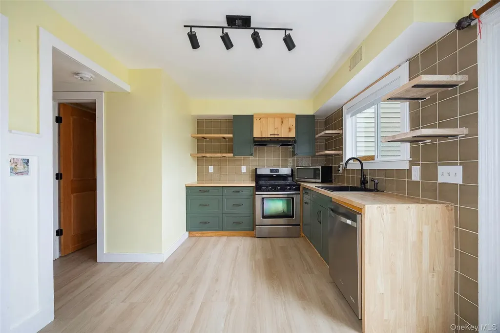 8 Sunny Brook Circle Highland NY 12528
