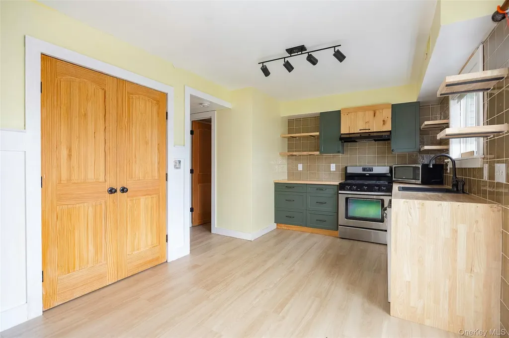 8 Sunny Brook Circle Highland NY 12528