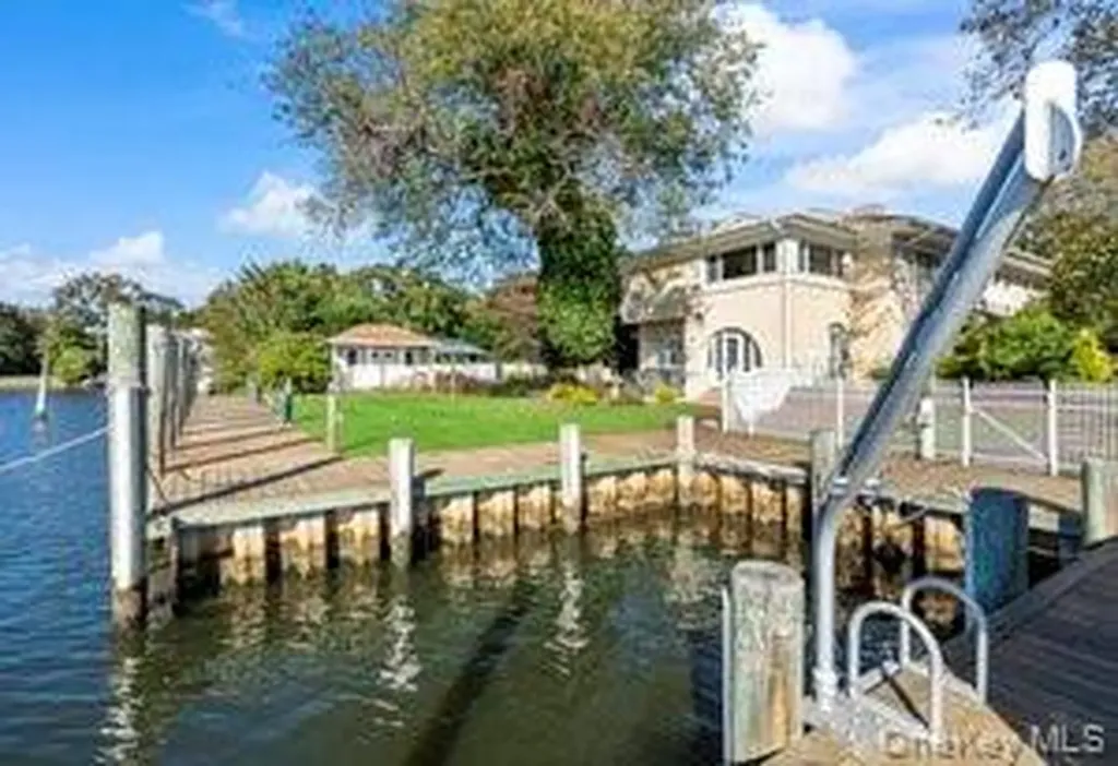 68 E Bayberry Road Islip NY 11751