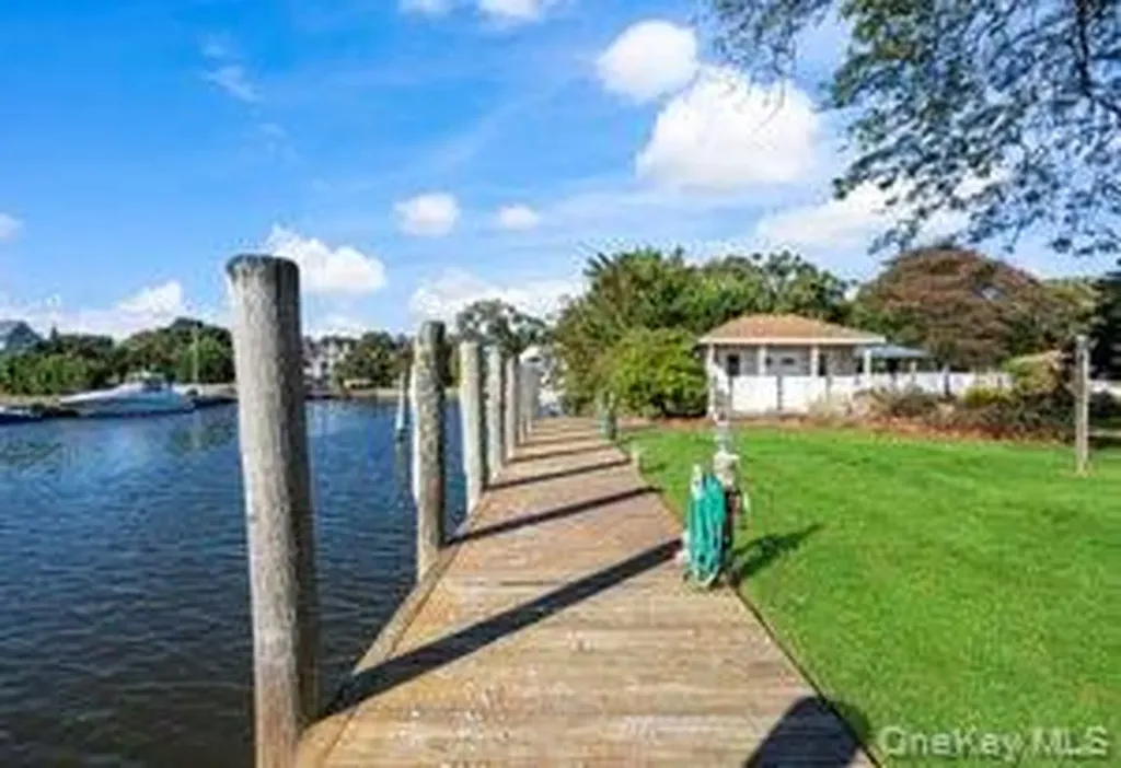 68 E Bayberry Road Islip NY 11751