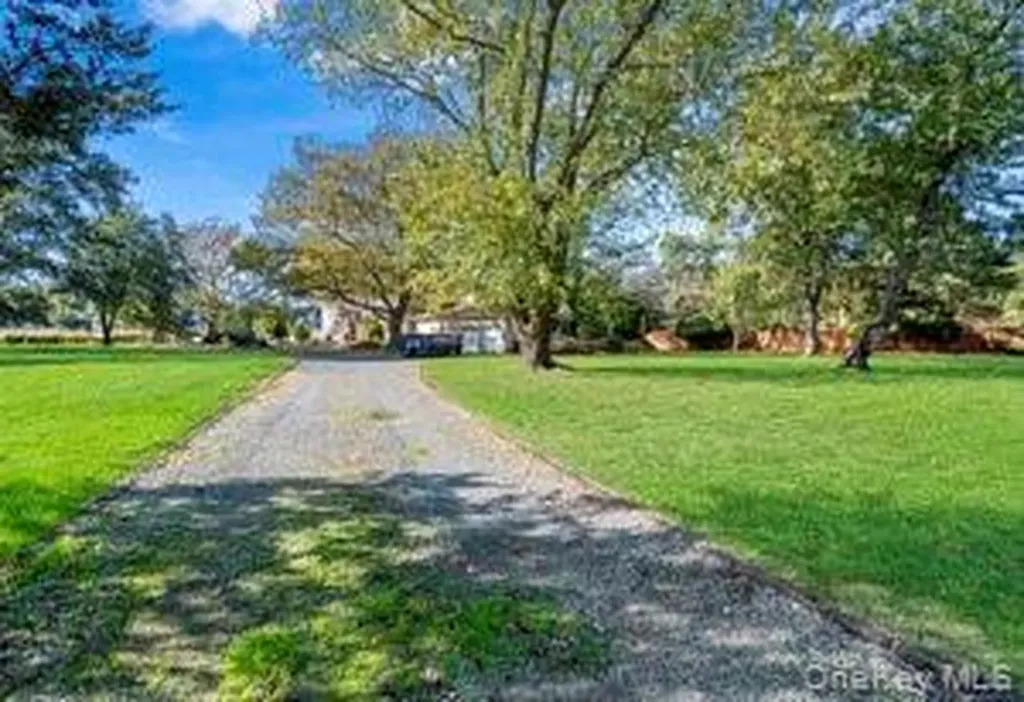 68 E Bayberry Road Islip NY 11751