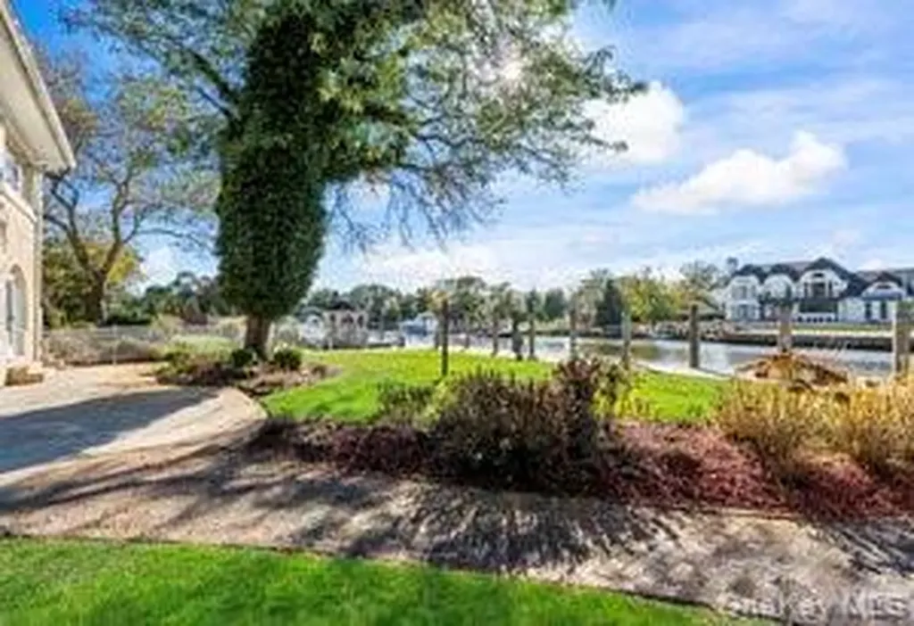 68 E Bayberry Road Islip NY 11751