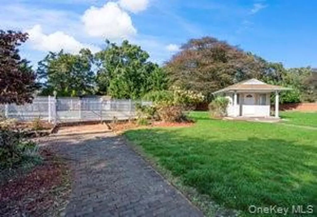 68 E Bayberry Road Islip NY 11751
