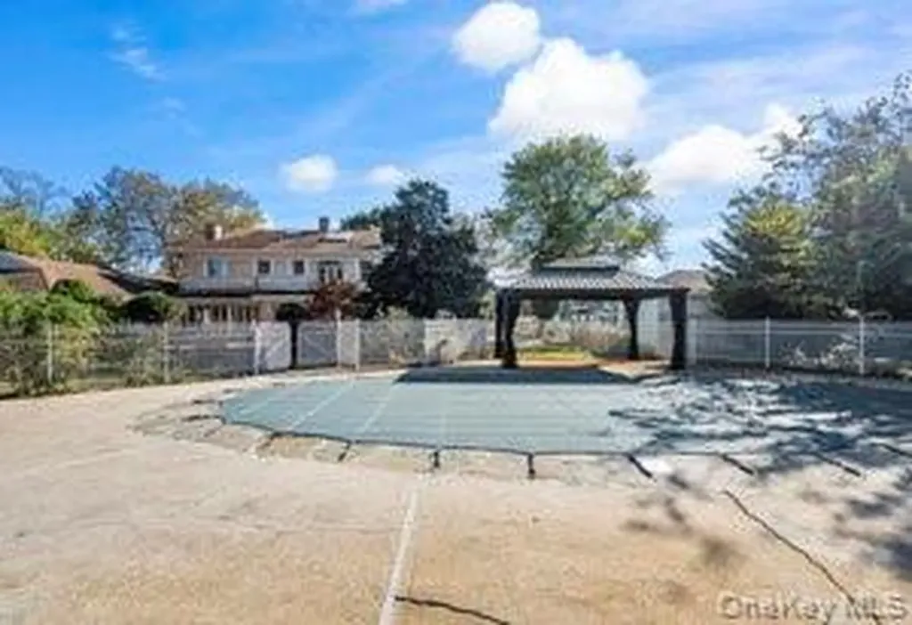 68 E Bayberry Road Islip NY 11751