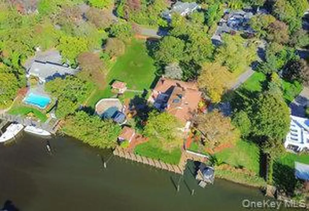 68 E Bayberry Road Islip NY 11751