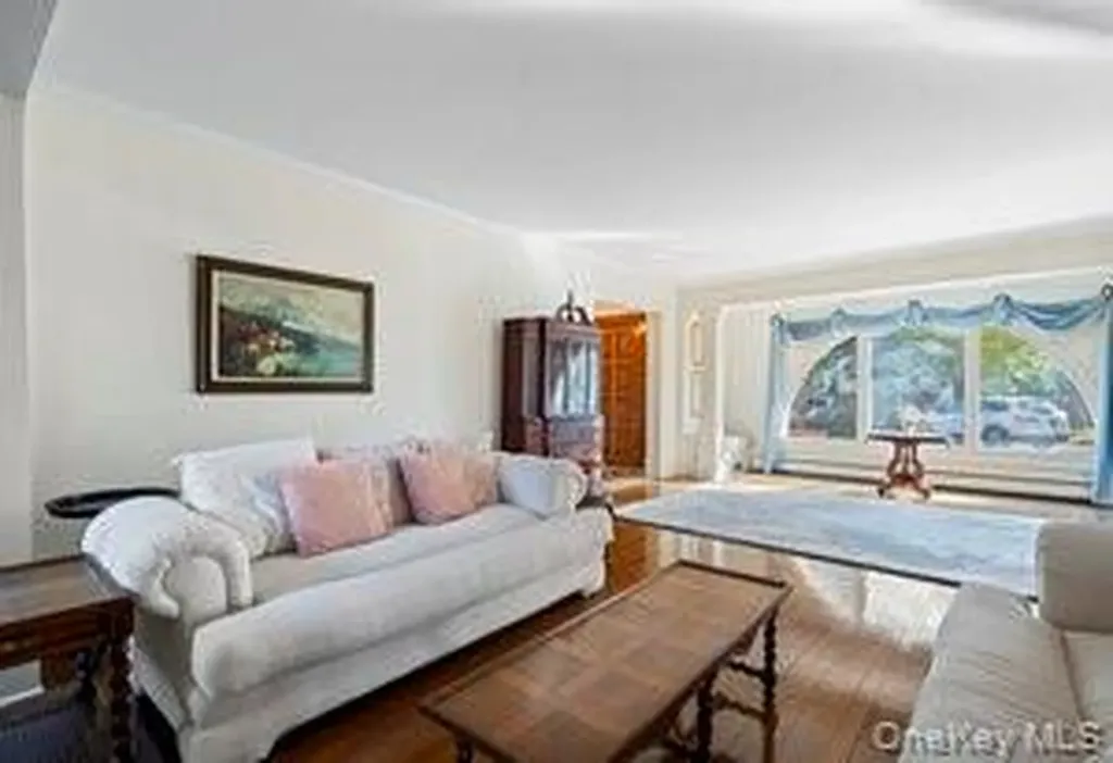 68 E Bayberry Road Islip NY 11751
