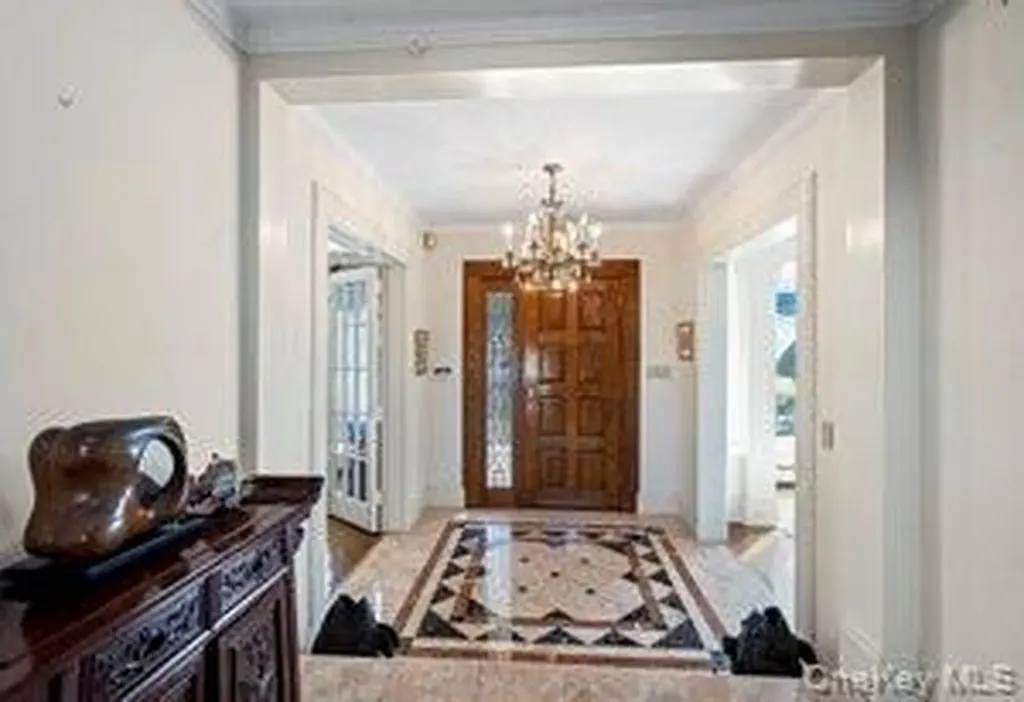 68 E Bayberry Road Islip NY 11751
