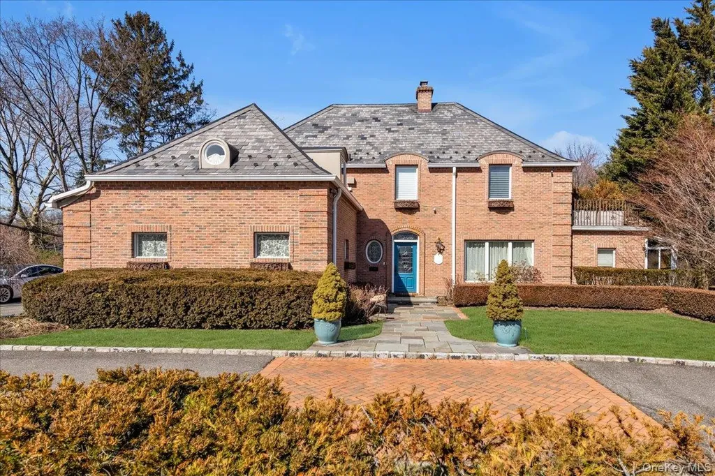 29 Pine Hill Road Great Neck NY 11020