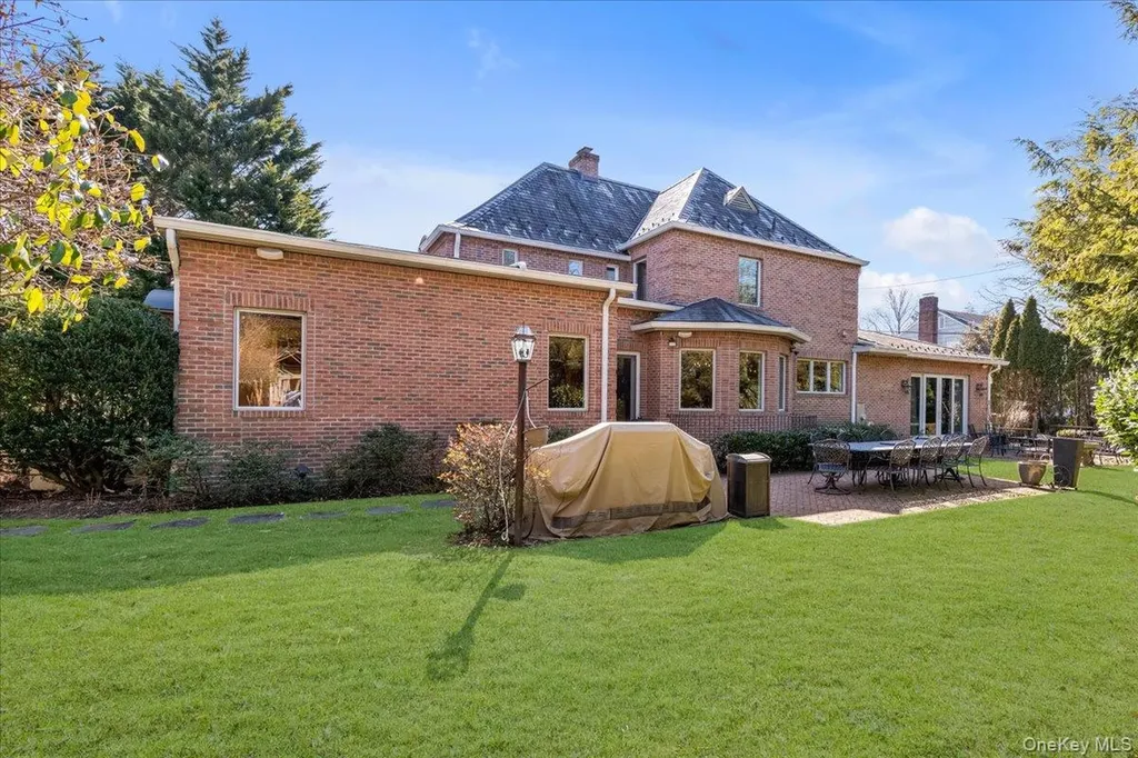 29 Pine Hill Road Great Neck NY 11020