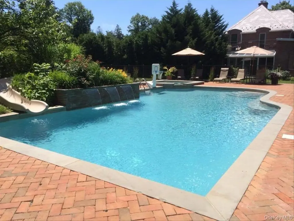 29 Pine Hill Road Great Neck NY 11020