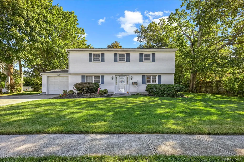 38 Oxford Road Old Bethpage NY 11804