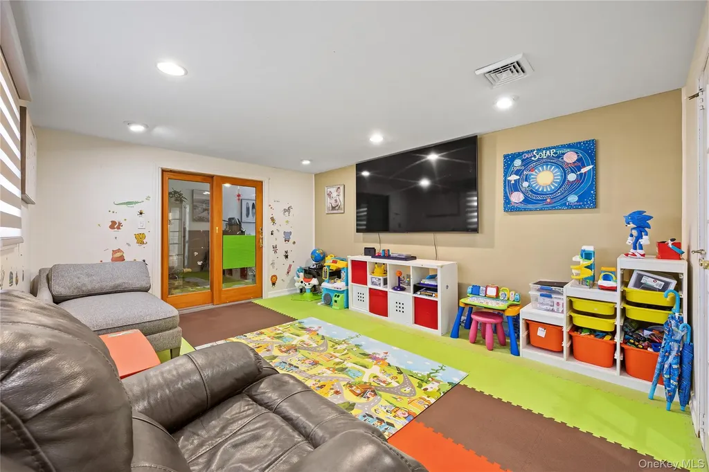 38 Oxford Road Old Bethpage NY 11804