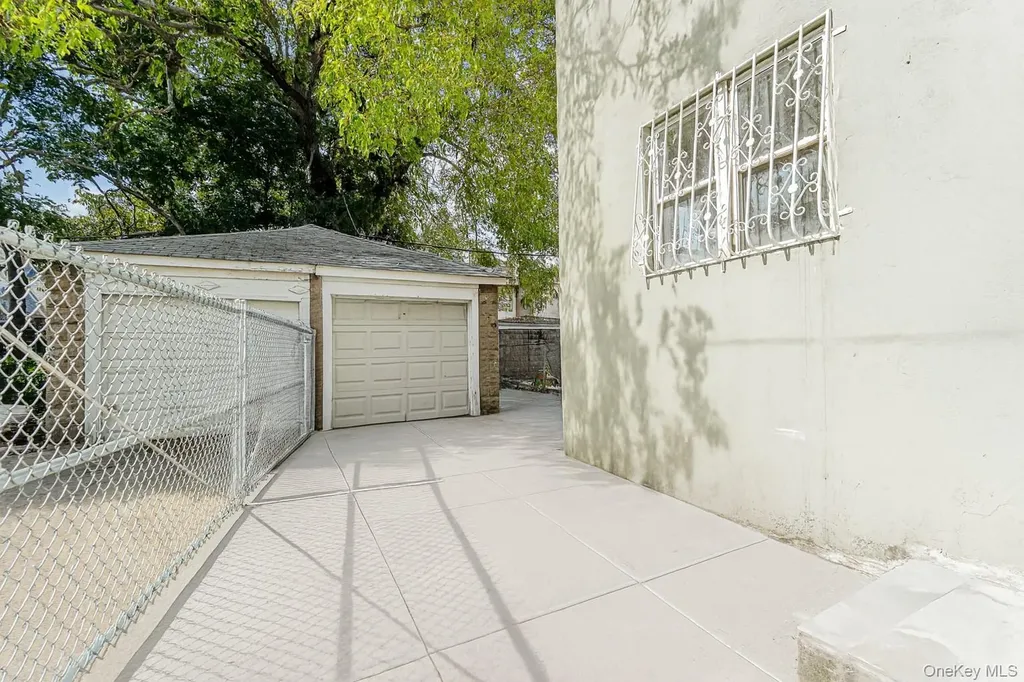 592 E 39th Street Brooklyn NY 11203