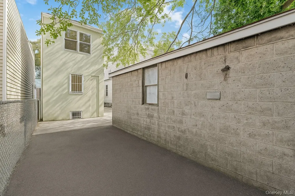 592 E 39th Street Brooklyn NY 11203