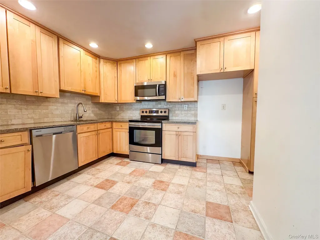 18 Granada Crescent White Plains NY 10603