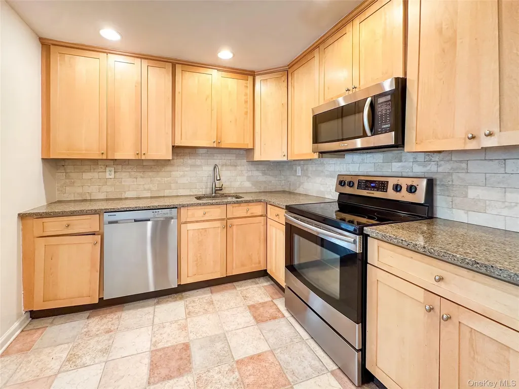 18 Granada Crescent White Plains NY 10603