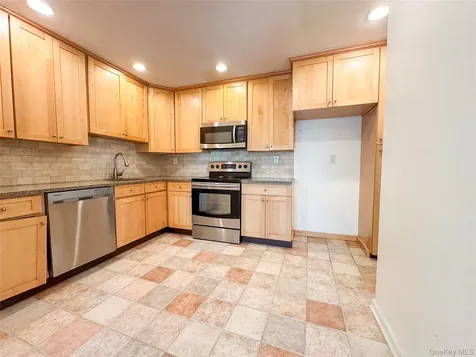 18 Granada Crescent White Plains NY 10603