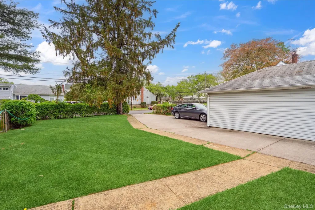 62 Bretton Road New Hyde Park NY 11040