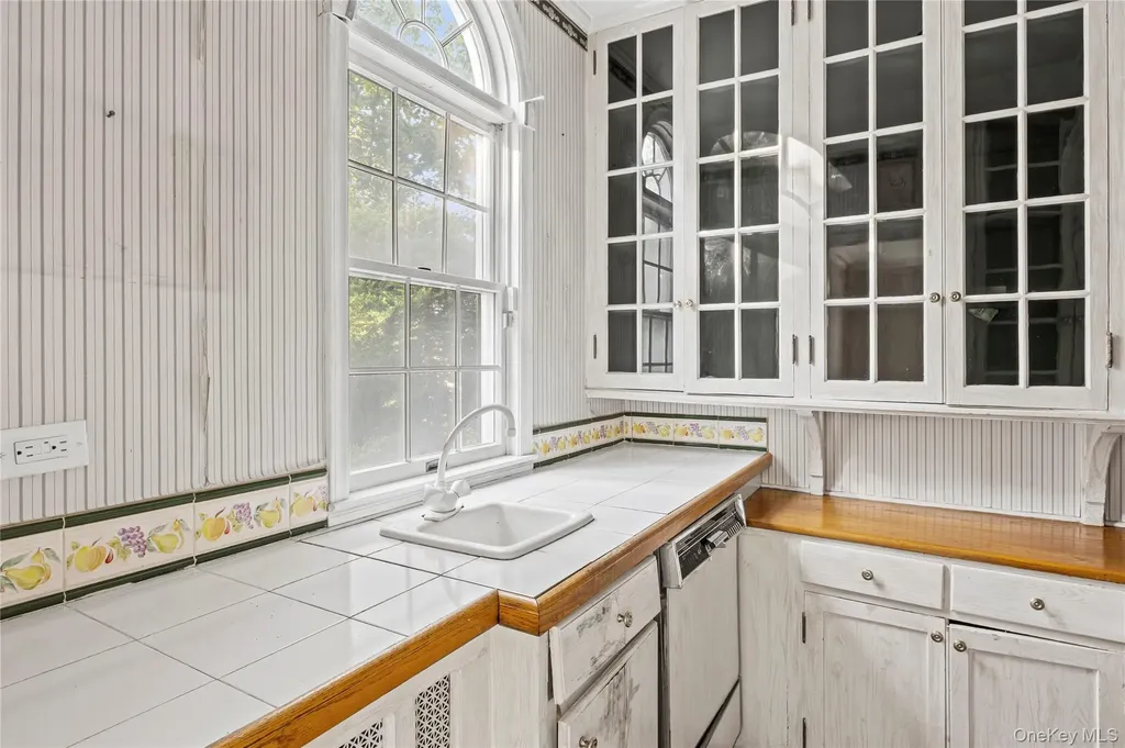 175 Burton Lane Lawrence NY 11559
