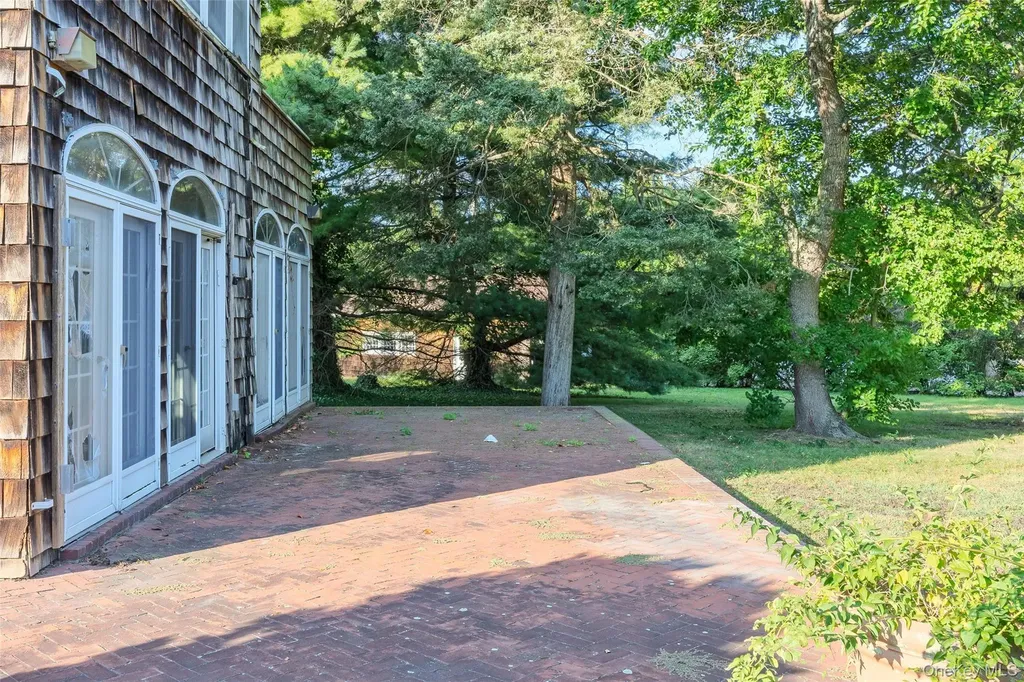 175 Burton Lane Lawrence NY 11559