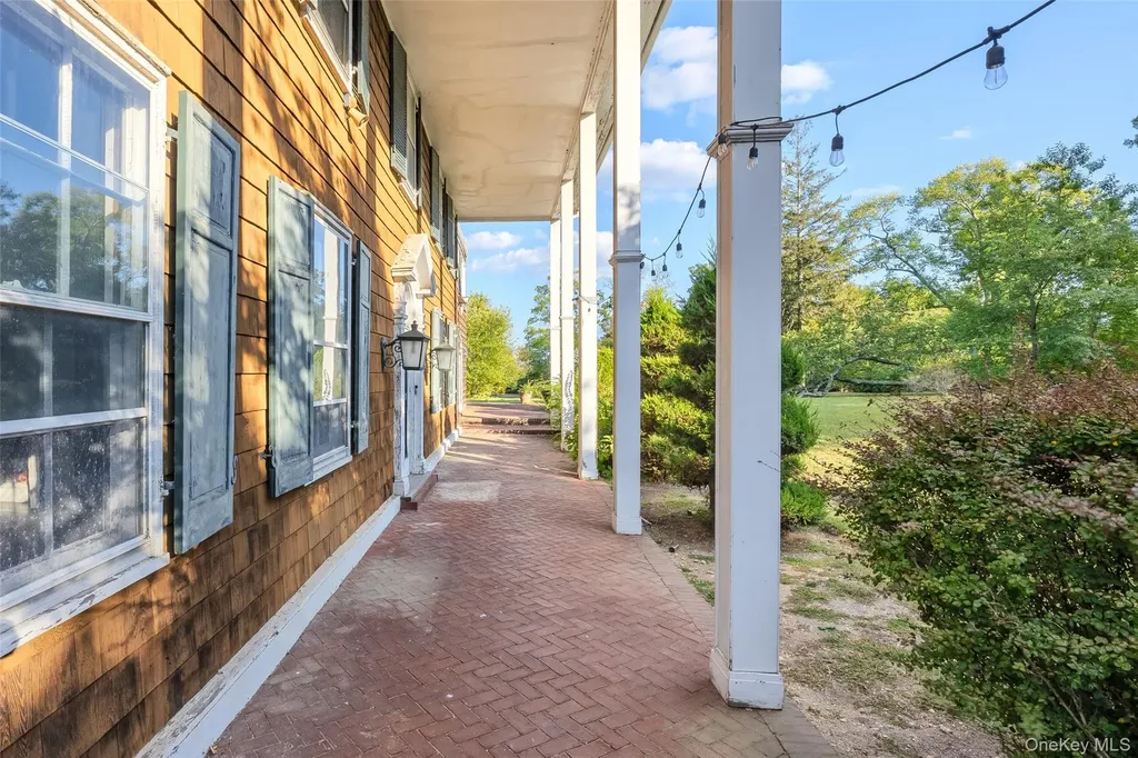 175 Burton Lane Lawrence NY 11559