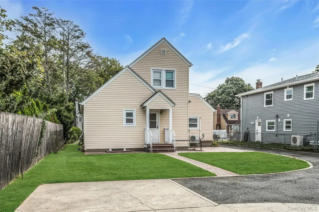 830 Davis Avenue Uniondale NY 11553
