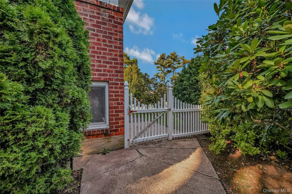 14 Genesee Drive Commack NY 11725