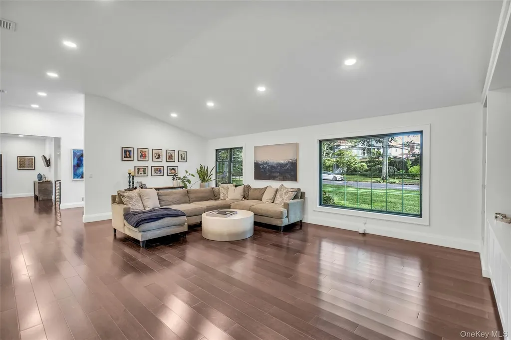 4 Treeview Drive Melville NY 11747