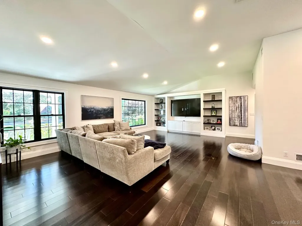 4 Treeview Drive Melville NY 11747