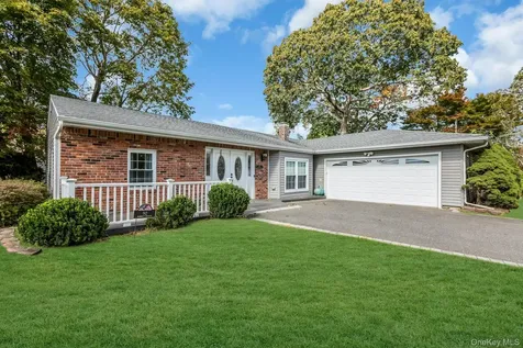 92 Barrett Avenue Bayport NY 11705