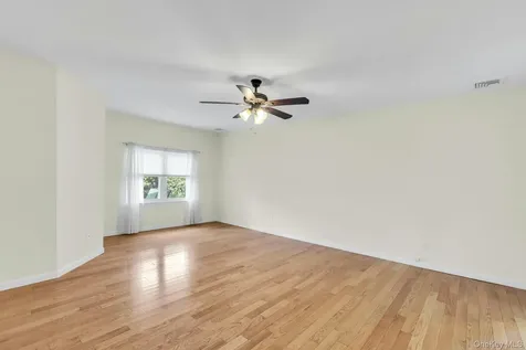 92 Barrett Avenue Bayport NY 11705