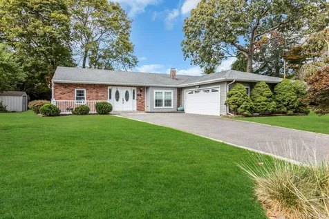 92 Barrett Avenue Bayport NY 11705